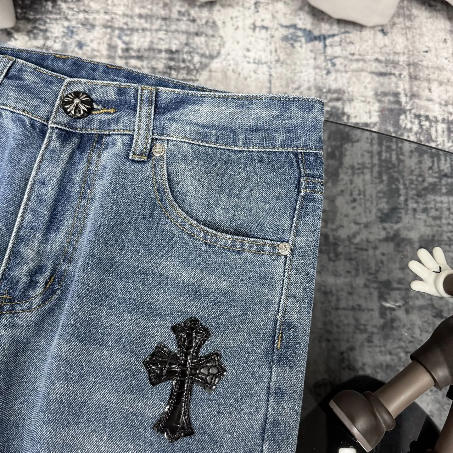P240 Chrome hearts print stitching black leather classic washed jeans. Really restores the ultimate vintage texture. Three-dimensional version. Loose and comfortable, not picky on the figure. Looks taller and slimmer. Factory precision. Original factory quality control. Same style for men and women. Can be matched with couples. Versatile recommendation. Must-have jeans for all seasons. Fashionistas have been disappointed. From the quality selection of fabrics, the tailoring of details, and the matching of patterns, they are all impeccable! The upper body is so handsome when worn...it can be easily worn by men, women and children! The craftsmanship is made of heavy-duty washed pure cotton denim fabric. After washing, it is soft and thick. It is very stylish when worn on the body. Color: blue Size: 28 30 32 34 36